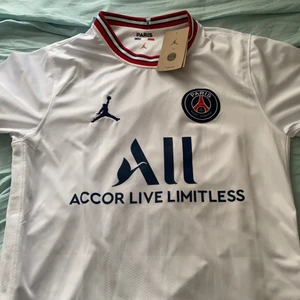 Psg - Helt ny psg matchtröja som ni kan se inga skador på den 