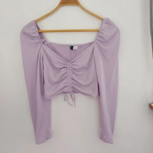 Lila topp  - Lavendel färgad långärmad croptop med dragsko från HM stl S. Aldrig använd, perfekt till sommaren