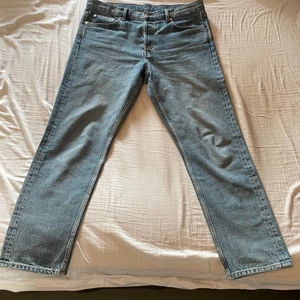 Arket jeans oanvända - Snygga jeans som tyvärr inte kommit till användning. Har en snygg rak passform med snygg blå färg. Storleken är lite liten så passar någon som brukar ha 31-32. Kontakta mig vid frågor om pris, passform eller fler bilder! Kostar 890 kr nypris