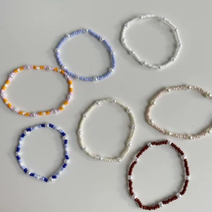 Armband  - Massa fina armband! Finns i fler färger om ni önskar det! 35kr/st🤍 Eller 3 för 80kr✨