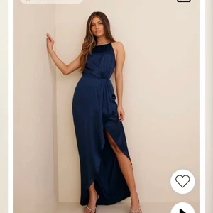 Slutsåld balklänning från Nelly❤️ - Så fin slutsåld balklänning från Nelly som tyvärr inte passa mig! Lappen och allt är kvar, helt ny!❤️❤️skriv för mer bilder❤️pris kan diskuteras 