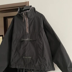 Acne Anorak - Anorak från Acne inköpt 2020, jackan är varsamt använd. Jackan är tunn så bara en vindjacka. Storlek M