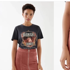 T-shirt från Gina Tricot - Grå/svart t-shirt med tryck från Gina, i storlek S. Frakt tillkommer 🧡