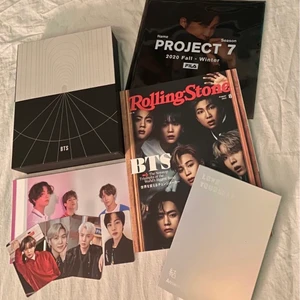 Bts album m.m - Allting är officiellt, i fint skick och har behandlats försiktigt. Paketet innehåller:  Map Of The Soul On:e concept photobook med allting utöver de slumpmässiga photocarden och pre-order affischerna. Syns på bild två. Love Yourself Answer Ver. E med inclusions (inget photocard). RollingStone tidningen med BTS. Fila poster, tvåsidig. Syns på bild tre. Post- & photocards från olika album/ dvd-er. Köpare står för frakten 💗