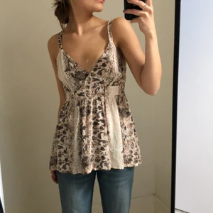 Ormmönstrad topp - Ormmönstrad topp som går att använda som topp eller kort klänning. Aldrig använd, alltså i nyskick. Frakt tillkommer på 66kr, kontakta mig gärna vid frågor💕