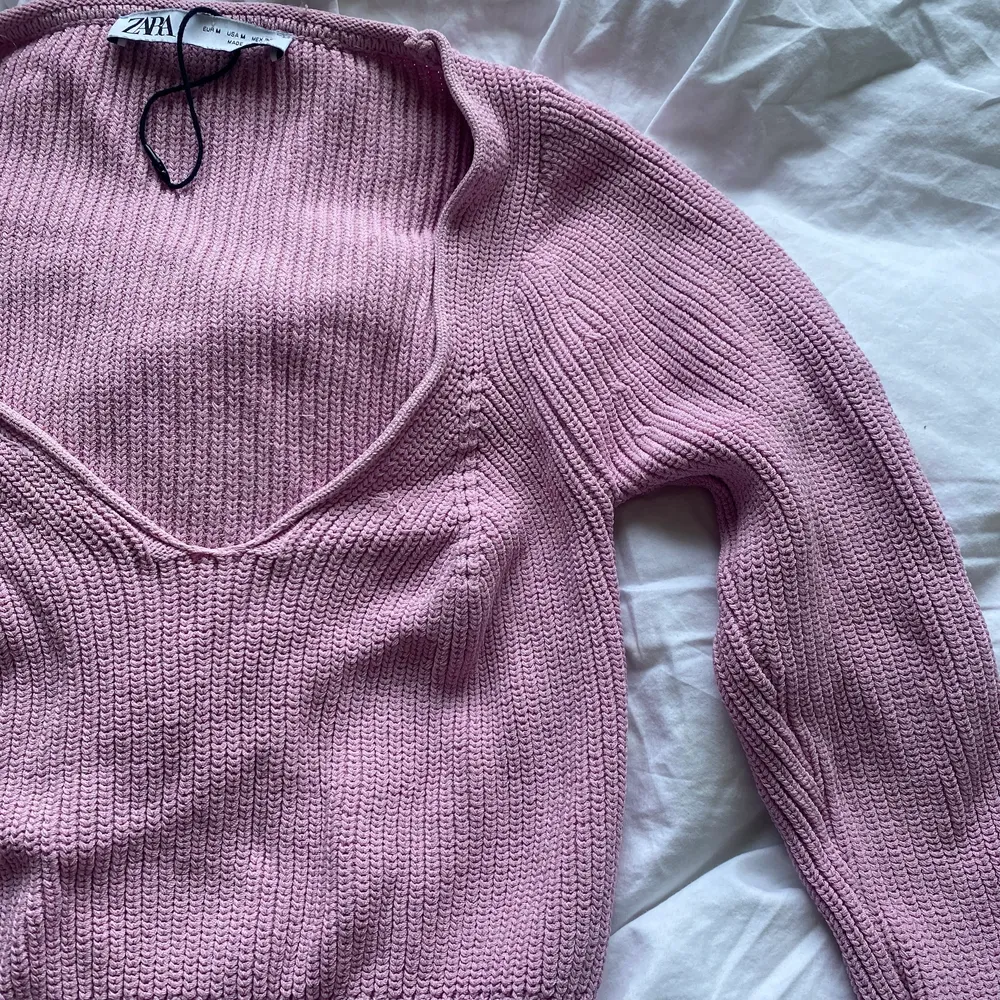 tröja från zara i rosa, den är inte strykt så ser lite skrynklig ut på bilden. Stickat.