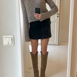 Super fin kjol - Super fin, kort zara kjol som är slutsåld på hemsidan i storlek XS💕 men tyvärr så är den lite för kort på mig. Den är knappt använd så i bra kvalitet💗