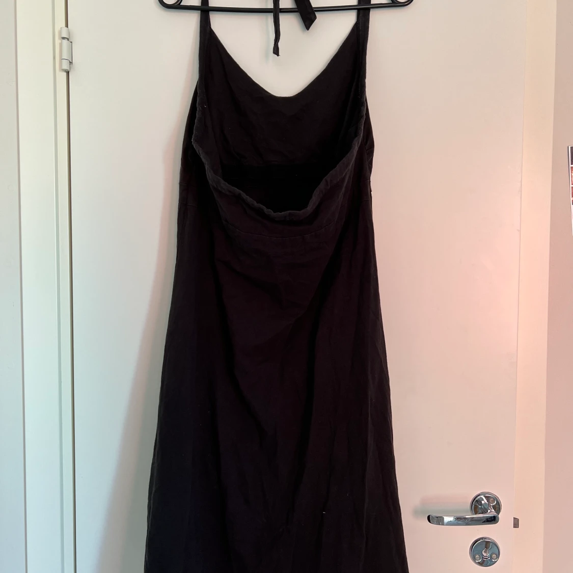 Svart tygklänning, öppen rygg  - 90