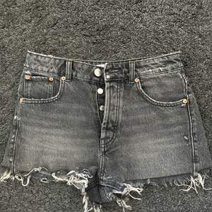 Säljer dessa gråa jeans shorts från zara i storlek 34. Det är medelhög midja och lite slitna i modellen.💕
