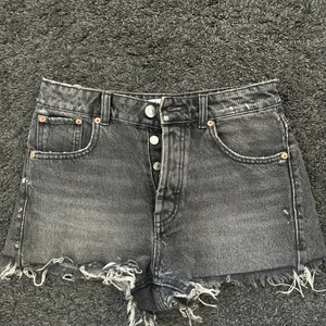 Gråa jeans shorts zara - Säljer dessa gråa jeans shorts från zara i storlek 34. Det är medelhög midja och lite slitna i modellen.💕