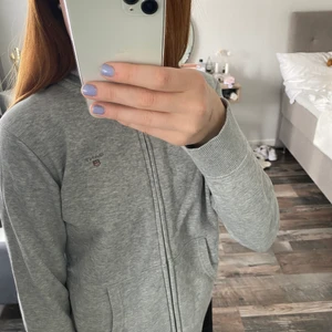 Gant grå hoodie med dragkedja  - Säljer min super fina gant hoodie med dragkedja då den är lite kort i ärmarna på mig men annars älskar jag den ❤️ den är i bra skick och säljer den för 120kr +frakt ❤️ storlek 158/164 och passar mig som är Xs/s❤️