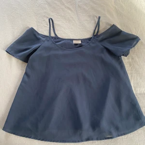 Marinblå topp - Marinblå topp från Vero Moda🌟 Köparen står för frakt 