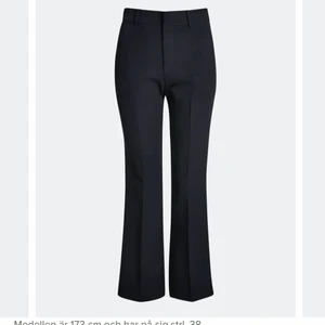 Kostymbyxor - Svarta kostymbyxor från bikbok🌸