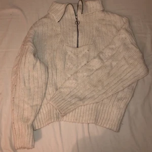 Stickad tröja  - Vit stickad tröja från Stradivarius med en dragkedja vid halsen/bröstet