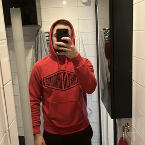 Huvtröja / Hoodie - Röd peak performance tröja med svart text över bröstet. I storlek L, anser den vara liten i storleken så skulle sitta perfekt på en storlek M. Köpt för 3 år sedan men knappt använd.