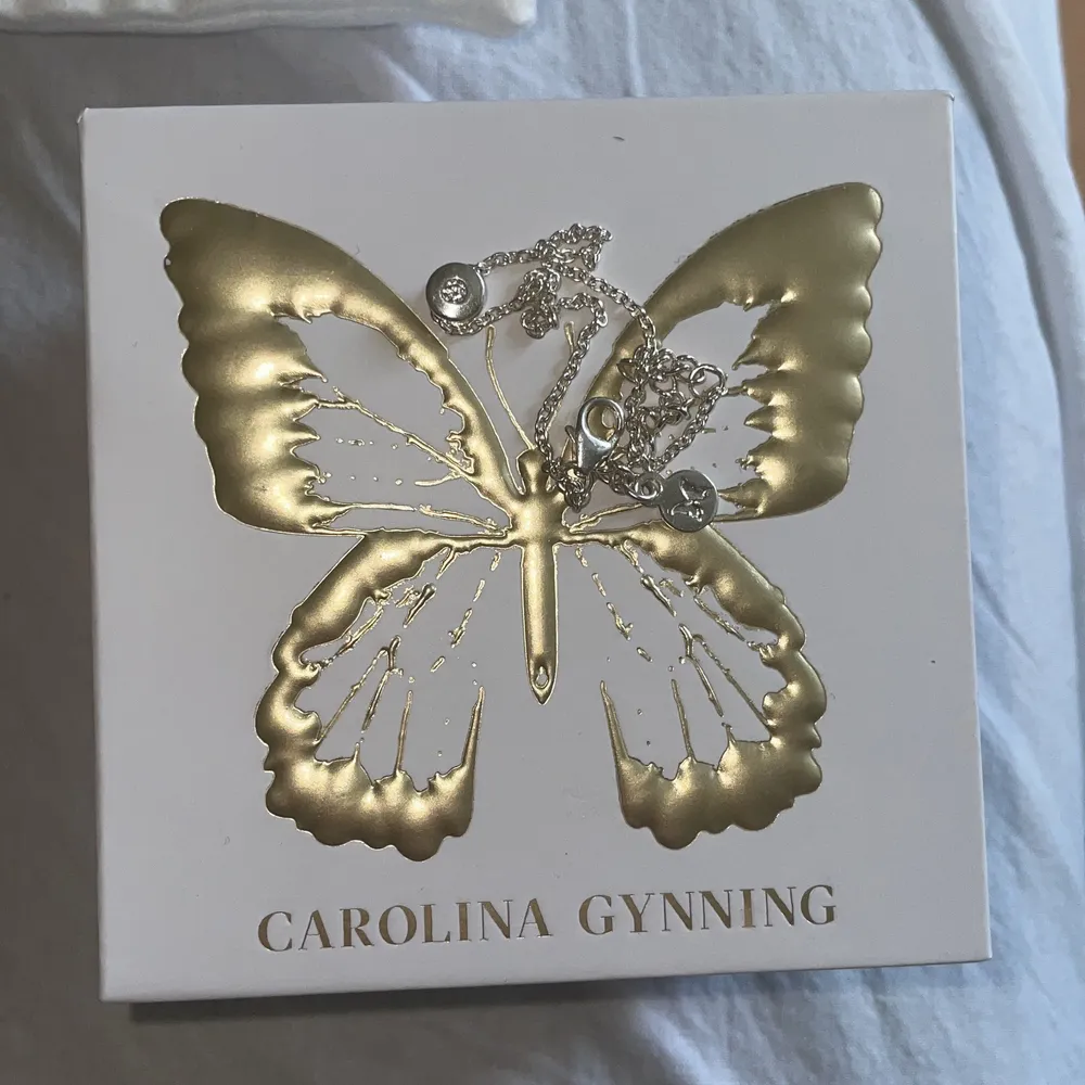 Ett silver armband från Carolina Gynning. Älskad. Ej använt. Perfekt som studentpresent kanske🥳 skickas i orginalpåsen med låda och två små lappar🥰 ungefär 12+4 cm. nypris 800. Accessoarer.