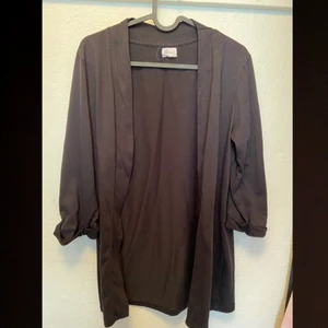 Kofta - Svart tunn kofta med uppkavlade armar. Okänd stl men passar M och under. Vid leverans tillkommer frakt kostnad.