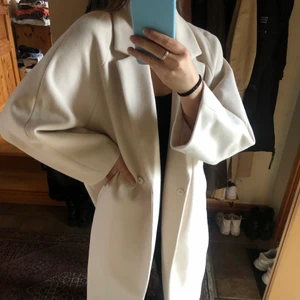 Kappa från H&M - Säljer en knappt använd kappa från H&M. Säljer då kav tyvärr inte får användning för den.