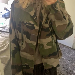 Militärjacka - Säljer denna militär jacka som endast är använd fåtal gånger. Hör av dig vid fler bilder eller frågor🥰