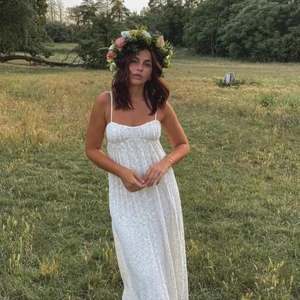 Klänning från zara - SÖKER denna klänning!! Hör gärna av er om ni säljer ❣️ söker i strl XS,S eller M