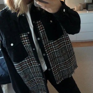 Zara Jacka - En tunnare jacka från Zara. Passar bra till vår/sommar eller som overshirt. Material: Jeans/tyg. En gammal favorit som tyvärr inte används längre. Nypris tror jag låg på ca 500-600kr.