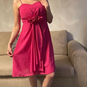 Fin fest klänning 130kr - Jag har använt 1gång på festen. Helt ny men en band behöver ny sak som står på bilden , kostar inte så mycket om ni vill köpa . Det  Storlek S Hämtas i Tyresö eller T-centralen  . Jag köpte 499kr .