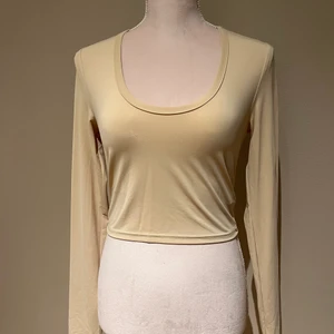 Beige topp - En superduper fin och väldigt tunn topp (bra inför sommaren) aldrig använd utan bara testad! FRAKTEN TILLKOMMER ❗️❗️