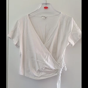 Omlott topp från monki - Storlek S. Endast använd en gång för att den är för liten.