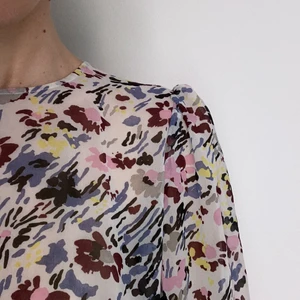 Blommig Ganni klänning använd en gång  - Säljer min superfina klänning från ganni, strl 40, då den känns lite för kort för mig (180 cm). Somrig samtidigt som den är cool och nästan helt oanvänd  🌸 köparen står för ev frakt. 