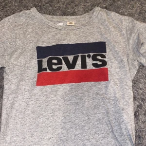 Levis  - I storlek S aldrig använd. Säljer för 50kr +frakt