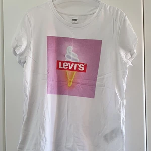 Levis tshirt i storlek L - Perfekt till sommaren. Skönt material, har endast använt den ett par gånger då den är för liten.