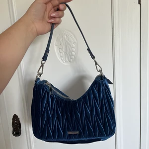Baguetteväska - Skitsnygg baguetteväska i blått sammet! Köpt på Urban outfitters💙