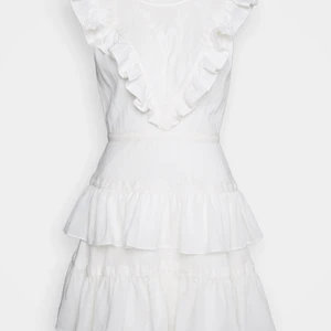 Bcbg vit klänning - Säljer denna superfina klänning från BCBG då den är för stor för mig💕💕 aldrig använt och lapparna kvar😍😍nypris ca 2000