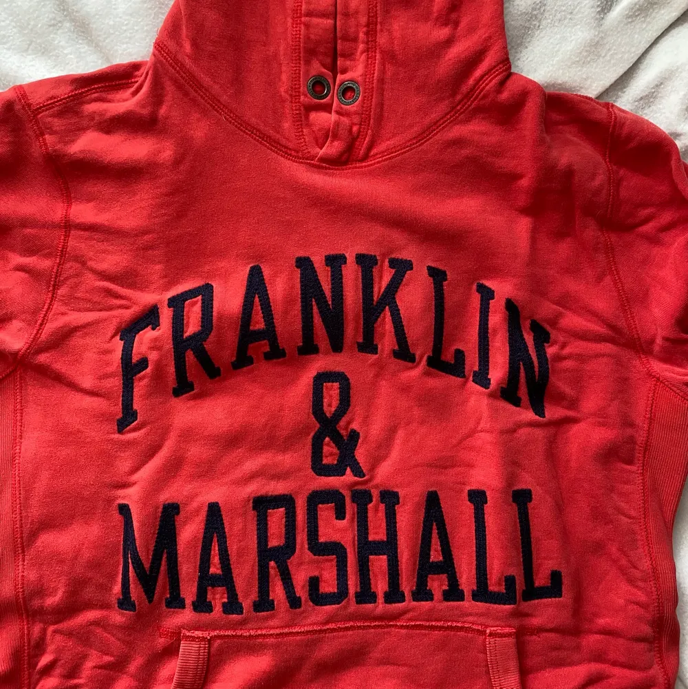 Franklin Marshall hoodie❤️ har varit min pappas men inget fel på den förutom att den inte har snören runt halsen. Hoodies.
