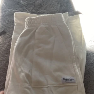 Hm Mjukis - Ett par helt nya Mjukisbyxor från H&M. Hund finns i hemmet! Lappen sitter kvar