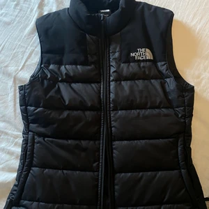 North face väst - En the north face väst från Jd sports i storlek XS. Använd endast 2 gånger.. 