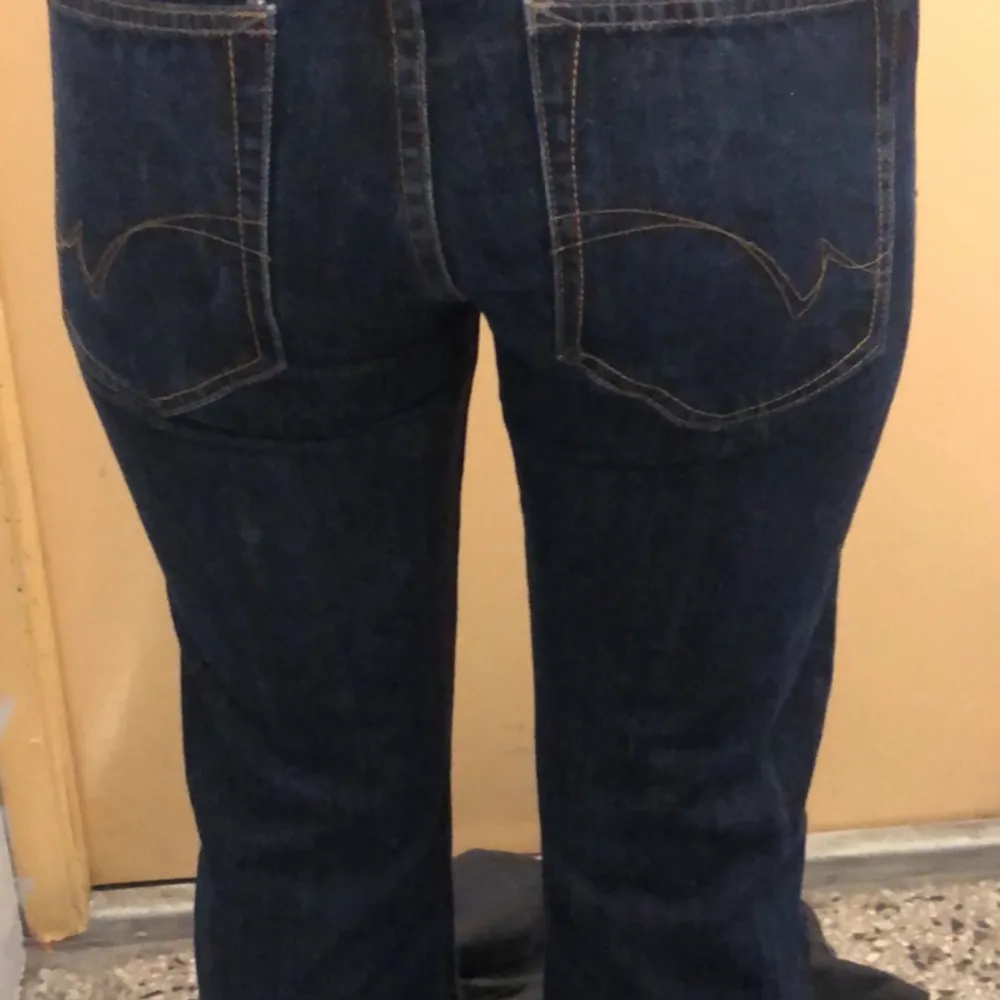 ett par fina tighta jeans i storlek S-M. Inga skador bra skick. De har blivit försmå för mig så vill sälja ❤️. Jeans & Byxor.
