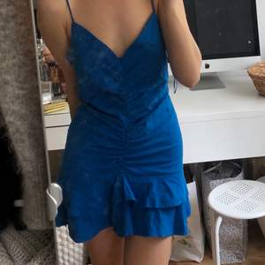 Säljer denna fantastiska sommarklänningen ifrån Zara, i en underbar blå färg! Toppenskick😍😍 säljer inte klänningen för under 400kr❣️ (frakt tillkommer 51kr)