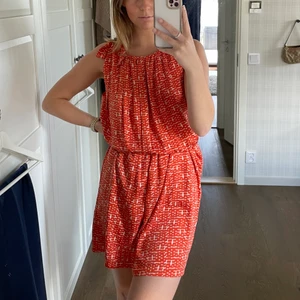Klänning - Klänning med så nice mönster och orange färg!! Har haft den med skärp i midjan, men i vanliga fall går den till knäna. Använd fåtal gånger 💓 Storlek M (har vanligtvis XS/S) Kontakta mig om du är intresserad eller har några frågor 💕