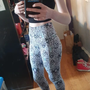 Soc tränings tights - Dem sitter bra, är relativt långa. Har haft dem i ca 2 år men knappt använt dem.