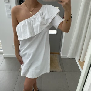 Vit klänning HM trend - Säljer denna klänning från HM trend som går att bära på flera sätt. Säljer även en likadan i svart om någon skulle vara intresserad. 