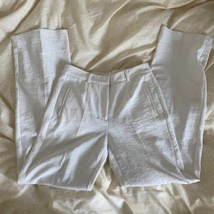 Kostymbyxor - Vita kostymbyxor från STOCKH LM. Köpta på secondhand men väldigt bra kvalitet. 