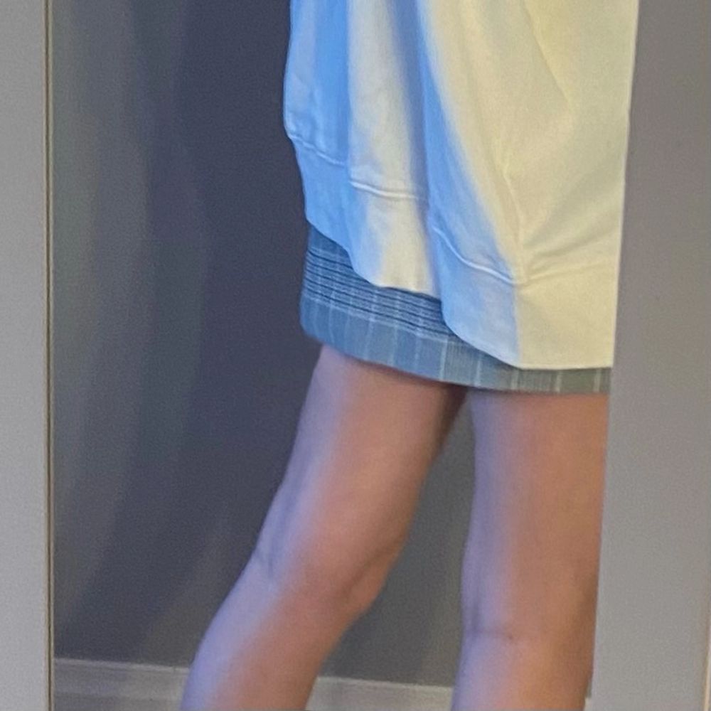 En grå vit grå blå rutig rak kjol. Inte stretchig men jätte skön. En dragkjedja som inte syns. Köparen står för frakt❤️❤️❤️. Kjolar.