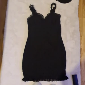 Svart Klänning - Svart klänning man köpte på Shein. Klänningen är ny har aldrig använt den. Köparen står för frakt.