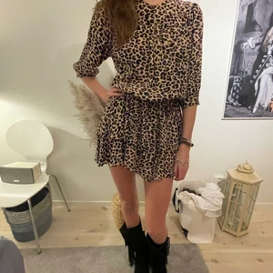 Zadig klänning - Säljer världens finaste klänning från Zadig voltaire i leopard mönster ❤️