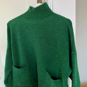 Stickad tröja - Mysig tröja i en så fin grön färg💚💚