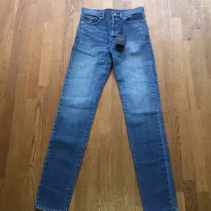 Saint Laurent jeans i oanvänt skick med taggen kvar. Storlek 28/33