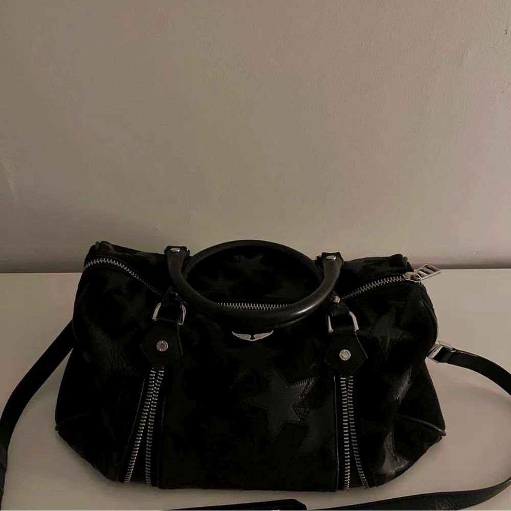Zadig weekend bag (stora) , köptes för ungefär 6 000kr i zadig butiken i Stockholm men är helt slutsåld nu och väskan är nästan helt oanvänd. (Pris kan diskuteras) (VÄLDIGT BRA PRIS). Väskor.