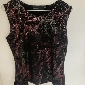 Glittertopp - Säljer denna asnygga glittertopp! Den är knappt använda och är i stretchigt material. Det är rosa/silverglitter på