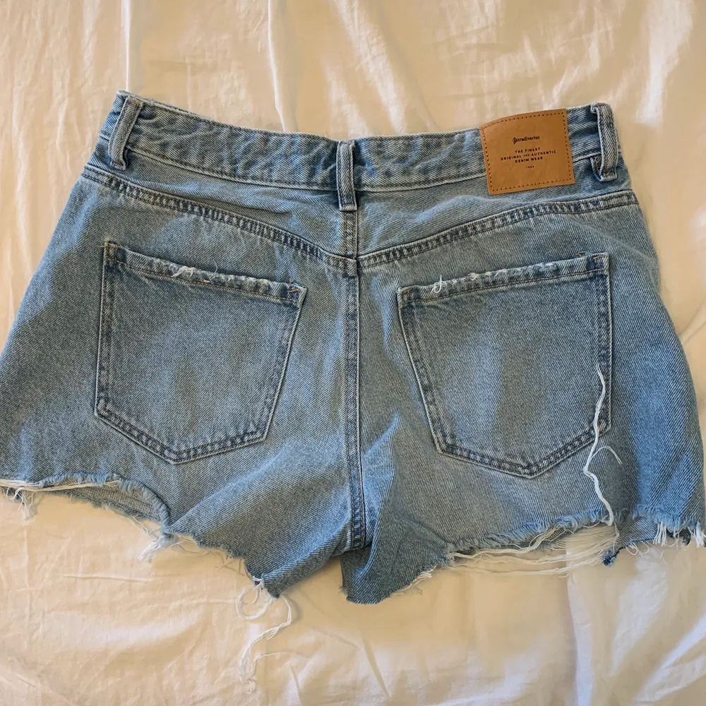 Säljer dessa blå jeansshorts från stradivarius, stl 38 (små i storleken), aldrig använda ingen lapp kvar💓 (köparen står för frakten på 66kr). Shorts.